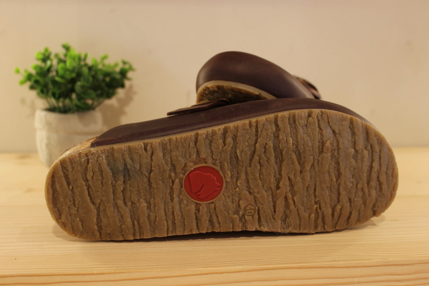 Chaussures HAFLINGER - Porto. Chaussures coupe sabot en cuir gras de couleur chocolat. Serrage par boucle sur bride coup de pied. Semelle interne anatomique
