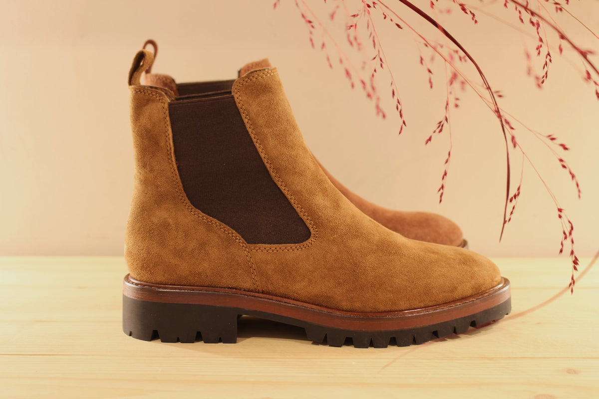 Chelsea Another trend femme en cuir velours de couleur terre ou de couleur marron. Deux élastiques d'aisance latéraux