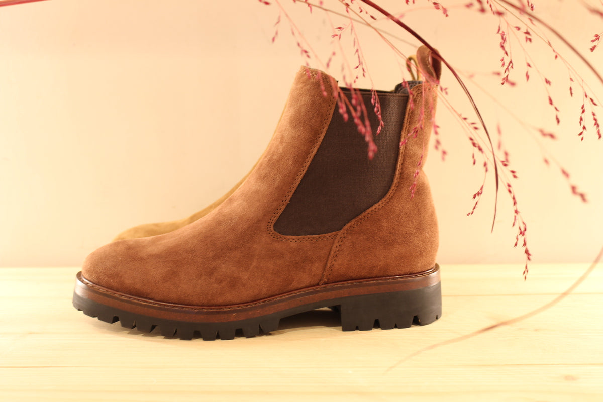 Chelsea Another trend femme en cuir velours de couleur terre ou de couleur marron. Deux élastiques d'aisance latéraux