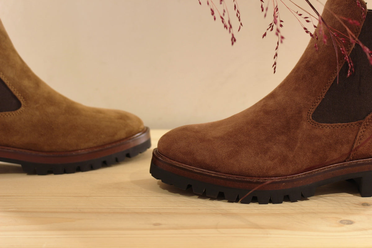 Chelsea Another trend femme en cuir velours de couleur terre ou de couleur marron. Deux élastiques d'aisance latéraux