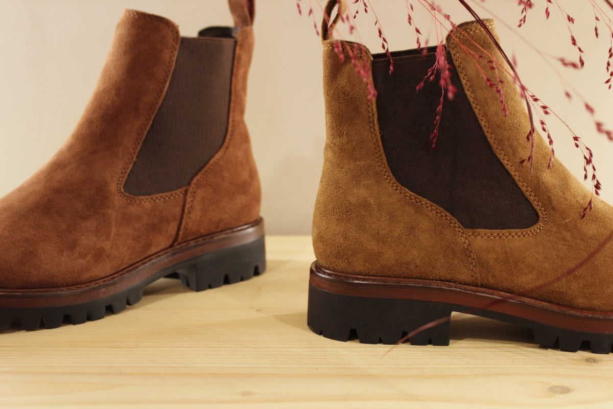 Chelsea Another trend femme en cuir velours de couleur terre ou de couleur marron. Deux élastiques d'aisance latéraux