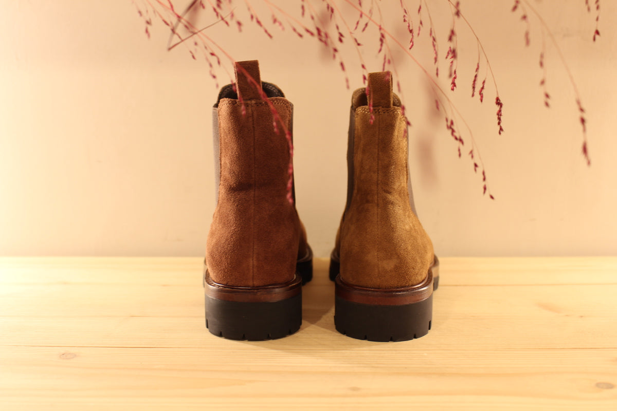 Chelsea Another trend femme en cuir velours de couleur terre ou de couleur marron. Deux élastiques d'aisance latéraux