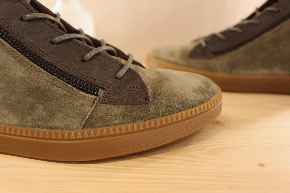 Baskets THINK montantes, en cuir velours de couleur vert olive et cuir marron. Serrage lacets en coton ton sur ton. Zip sur le latéral externe