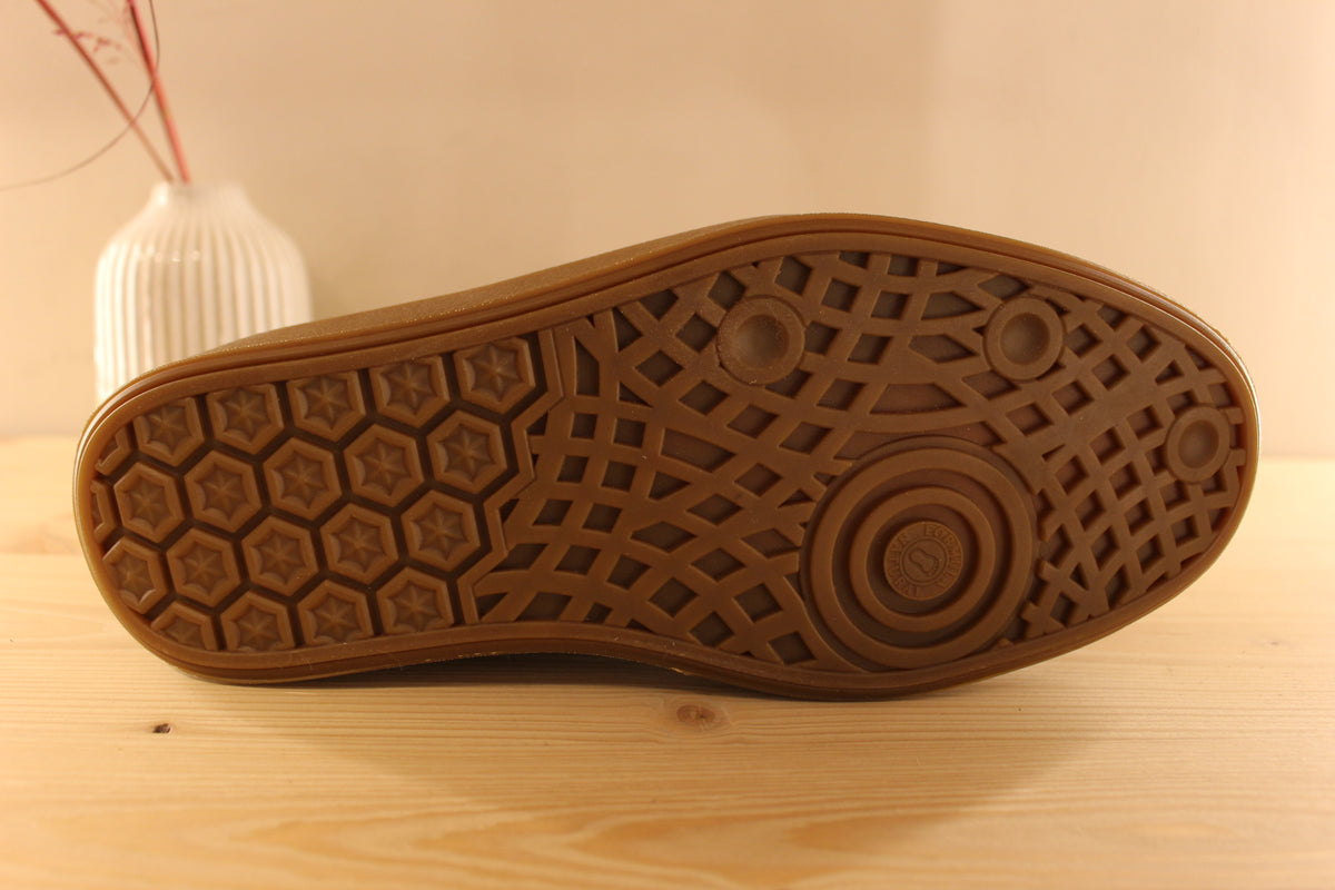 Baskets THINK montantes, en cuir velours de couleur vert olive et cuir marron. Serrage lacets en coton ton sur ton. Zip sur le latéral externe