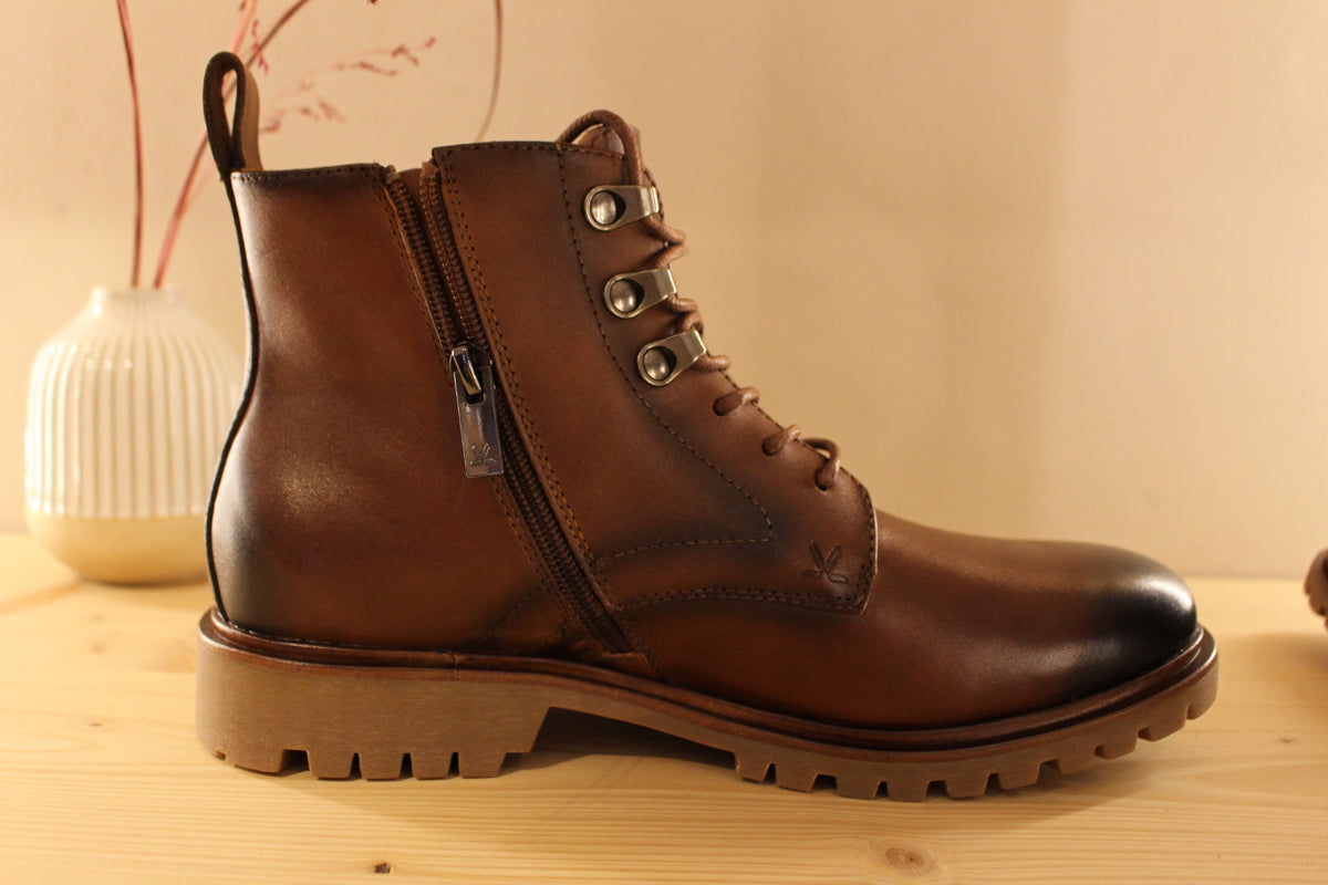 Bottines Lloyd en cuir de couleur cognac avec le bout bruni. Serrage lacets avec finition crochets. Zip du côté interne