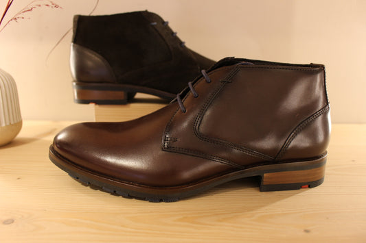 Bottines Lloyd en cuir lisse pour un usage chic, ou en velours ras pour un côté plus détente. Cuir de couleur marron foncé