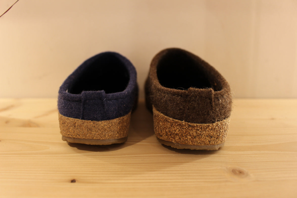 Chaussons HAFLINGER coupe sabot en pur laine de couleur chocolat avec des coeurs rose ou de couleur bleu jean avec des coeurs bleu ciel. Semelle externe en gomme et amorti liège 