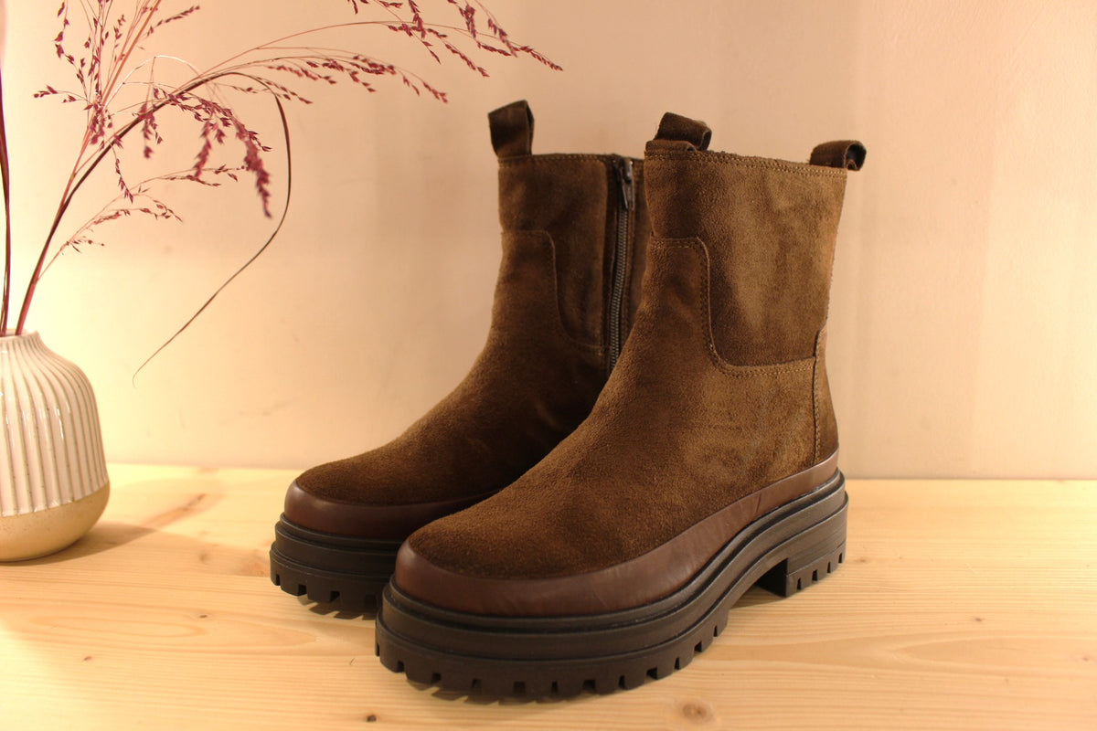 Bottines REQINS en cuir velours de couleur chocolat. Bande de cuir lisse sur le pourtour de la chaussure. Zip du côté interne