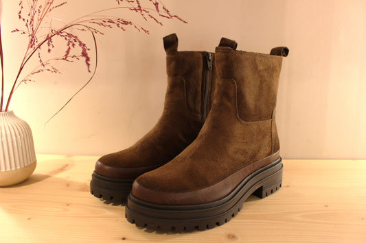 Bottines REQINS en cuir velours de couleur chocolat. Bande de cuir lisse sur le pourtour de la chaussure. Zip du côté interne