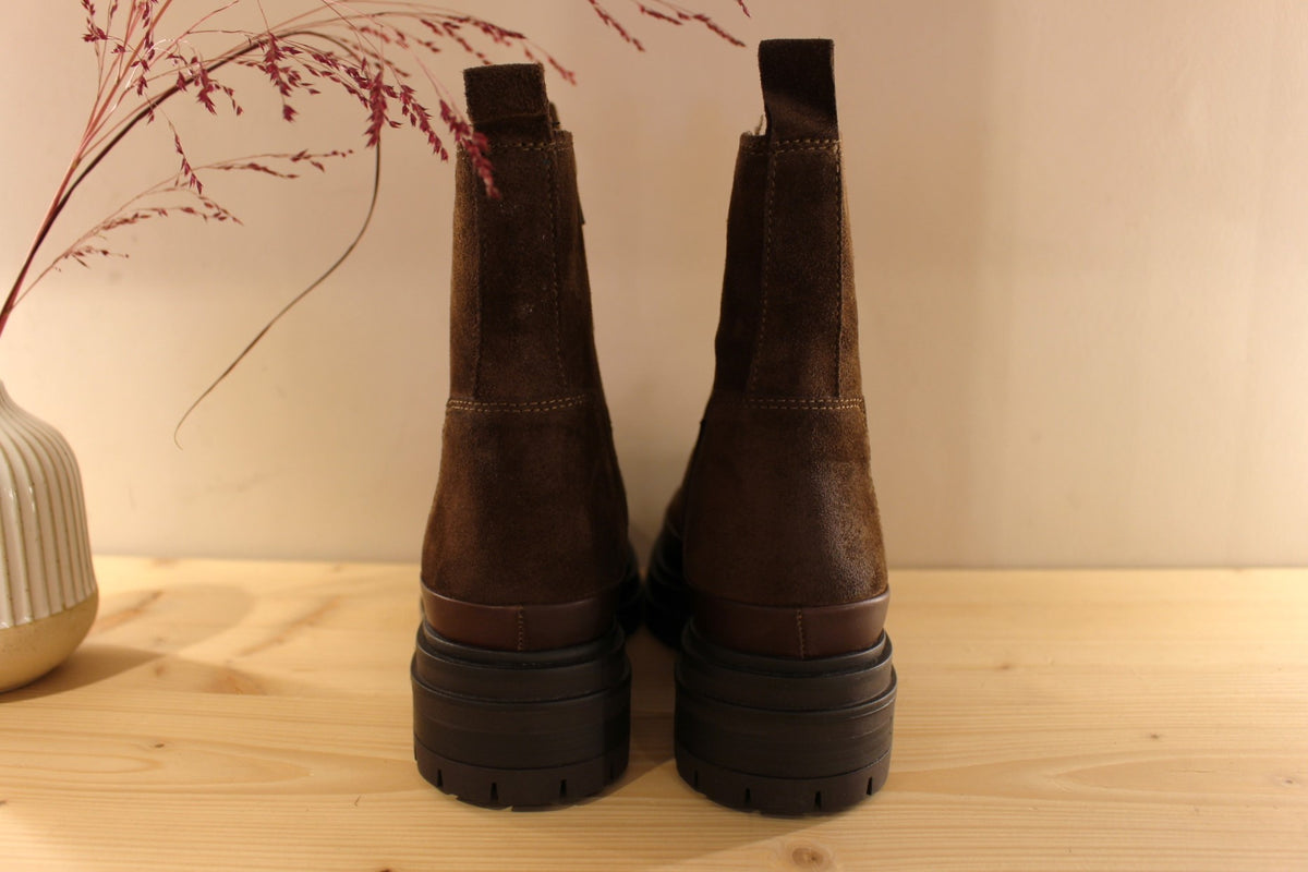 Bottines REQINS en cuir velours de couleur chocolat. Bande de cuir lisse sur le pourtour de la chaussure. Zip du côté interne