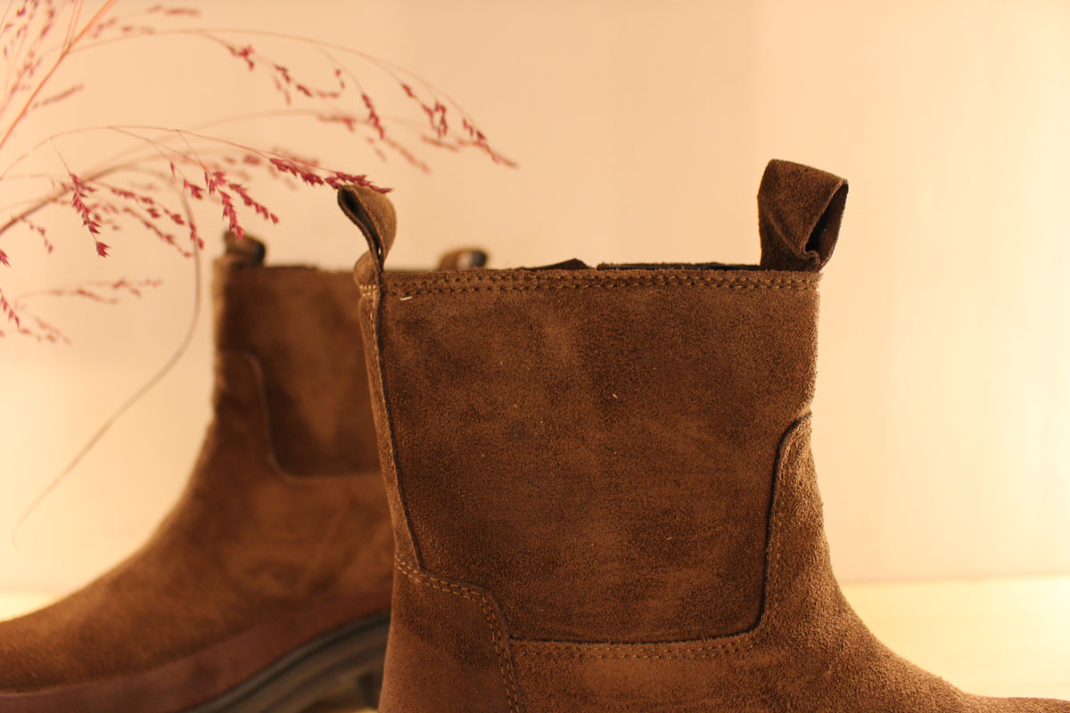 Bottines REQINS en cuir velours de couleur chocolat. Bande de cuir lisse sur le pourtour de la chaussure. Zip du côté interne
