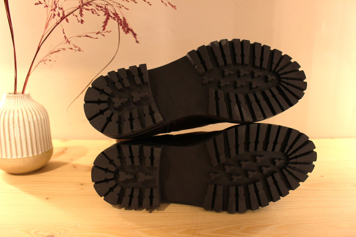 Bottines REQINS en cuir velours de couleur chocolat. Bande de cuir lisse sur le pourtour de la chaussure. Zip du côté interne