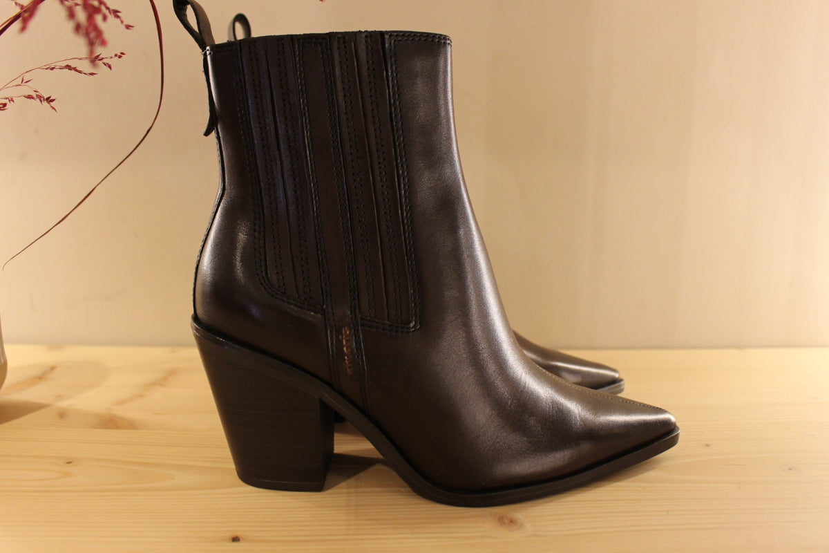 Bottines TAMARIS coupe tiag en cuir de couleur marron. Zip du côté interne. Soufflets d'aisance sur le latéral. Chaussures doublées suédine