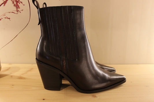 Bottines TAMARIS coupe tiag en cuir de couleur marron. Zip du côté interne. Soufflets d'aisance sur le latéral. Chaussures doublées suédine