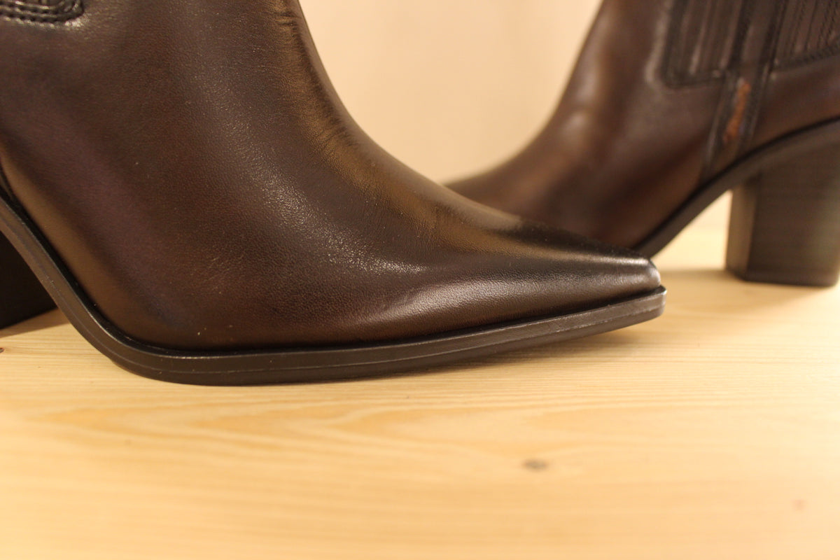 Bottines TAMARIS coupe tiag en cuir de couleur marron. Zip du côté interne. Soufflets d'aisance sur le latéral. Chaussures doublées suédine
