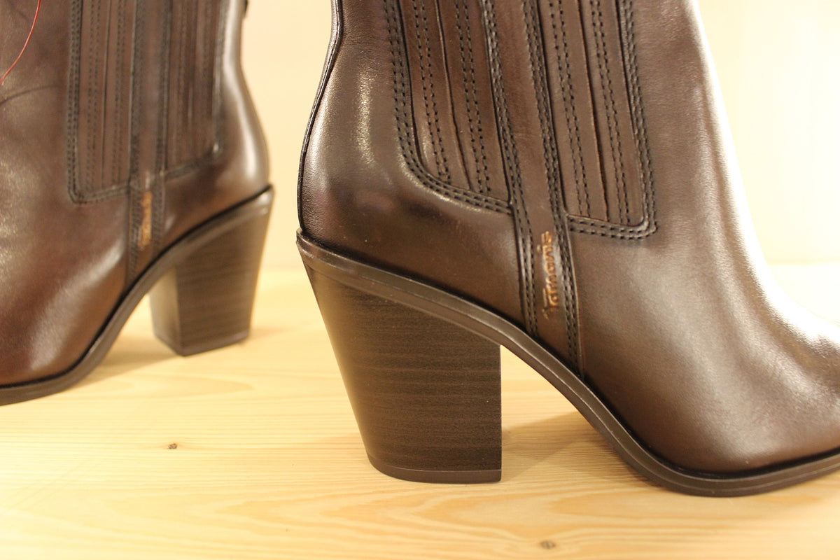Bottines TAMARIS coupe tiag en cuir de couleur marron. Zip du côté interne. Soufflets d'aisance sur le latéral. Chaussures doublées suédine