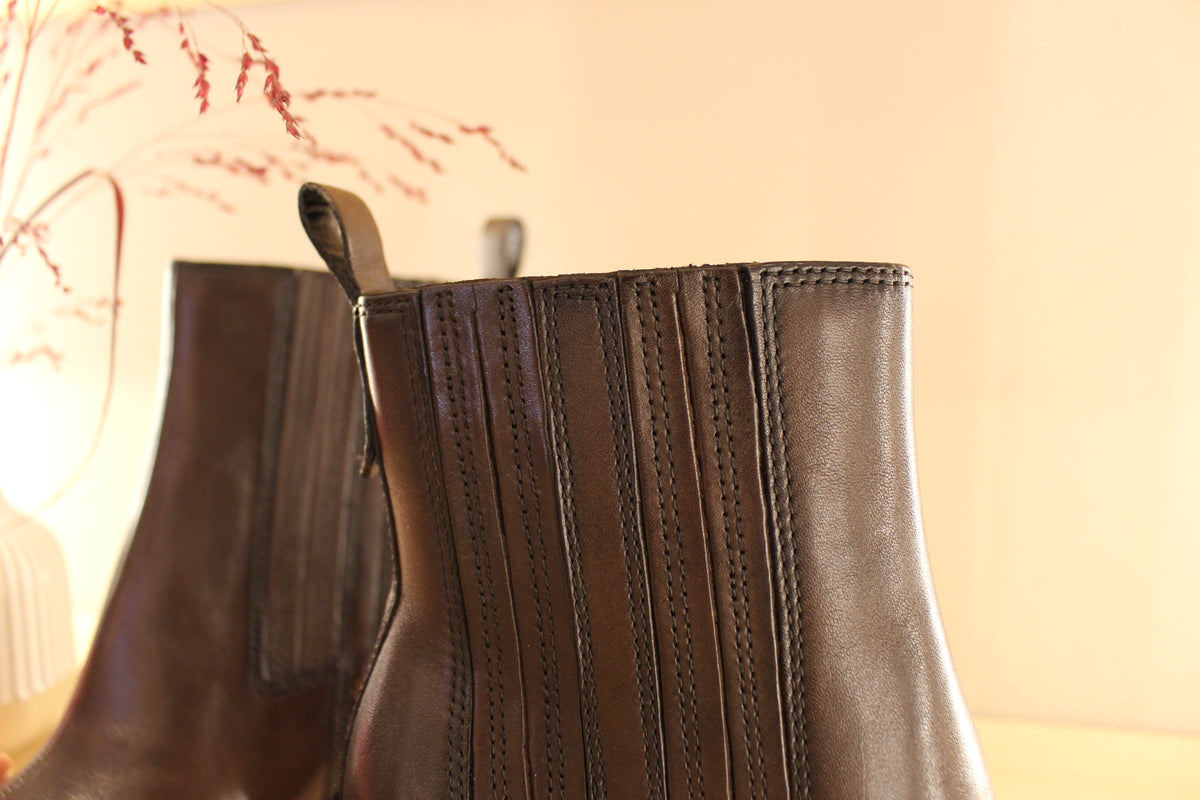 Bottines TAMARIS coupe tiag en cuir de couleur marron. Zip du côté interne. Soufflets d'aisance sur le latéral. Chaussures doublées suédine