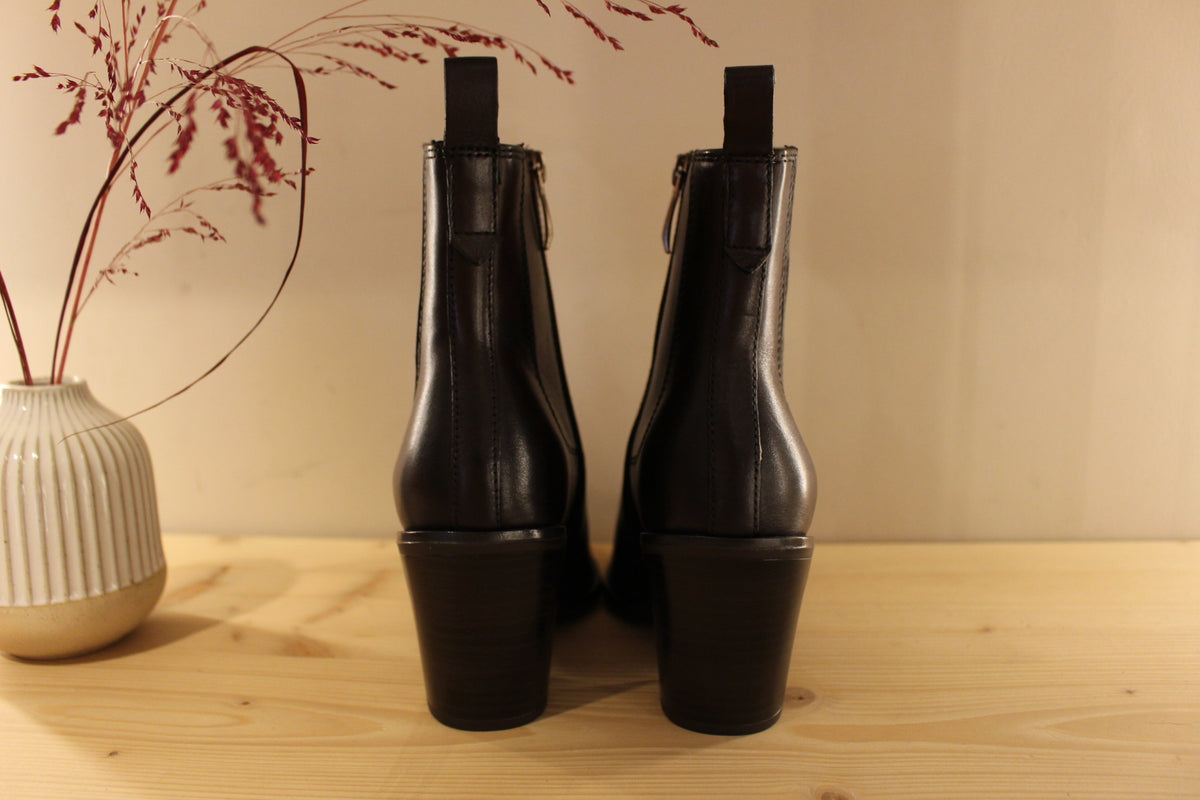 Bottines TAMARIS coupe tiag en cuir de couleur marron. Zip du côté interne. Soufflets d'aisance sur le latéral. Chaussures doublées suédine
