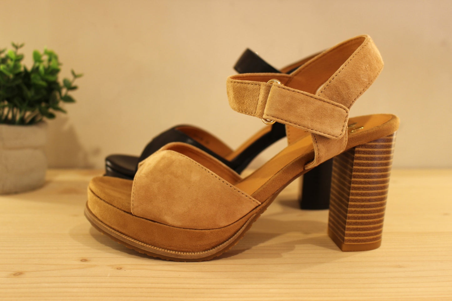 Chaussures MAMZELLE - Jabla. Chaussures trotteur en cuir de couleur noir ou en velours beige. Serrage par scratch sur bride coup de pied. Chaussures doublées cuir. Semelle externe en gomme d'une hauteur de 2 cm. Talon de 6 cm.