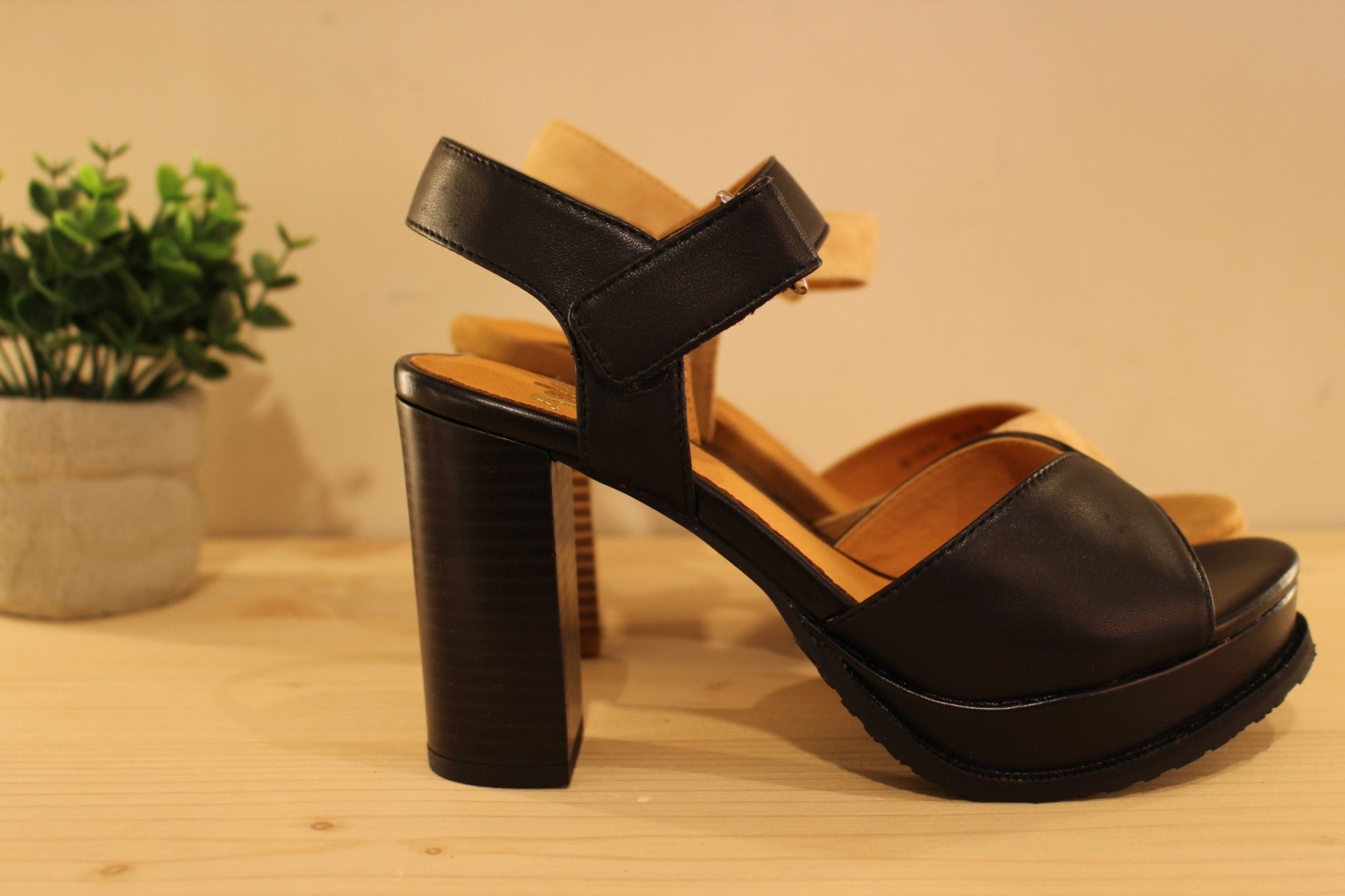 Chaussures MAMZELLE - Jabla. Chaussures trotteur en cuir de couleur noir ou en velours beige. Serrage par scratch sur bride coup de pied. Chaussures doublées cuir. Semelle externe en gomme d'une hauteur de 2 cm. Talon de 6 cm.