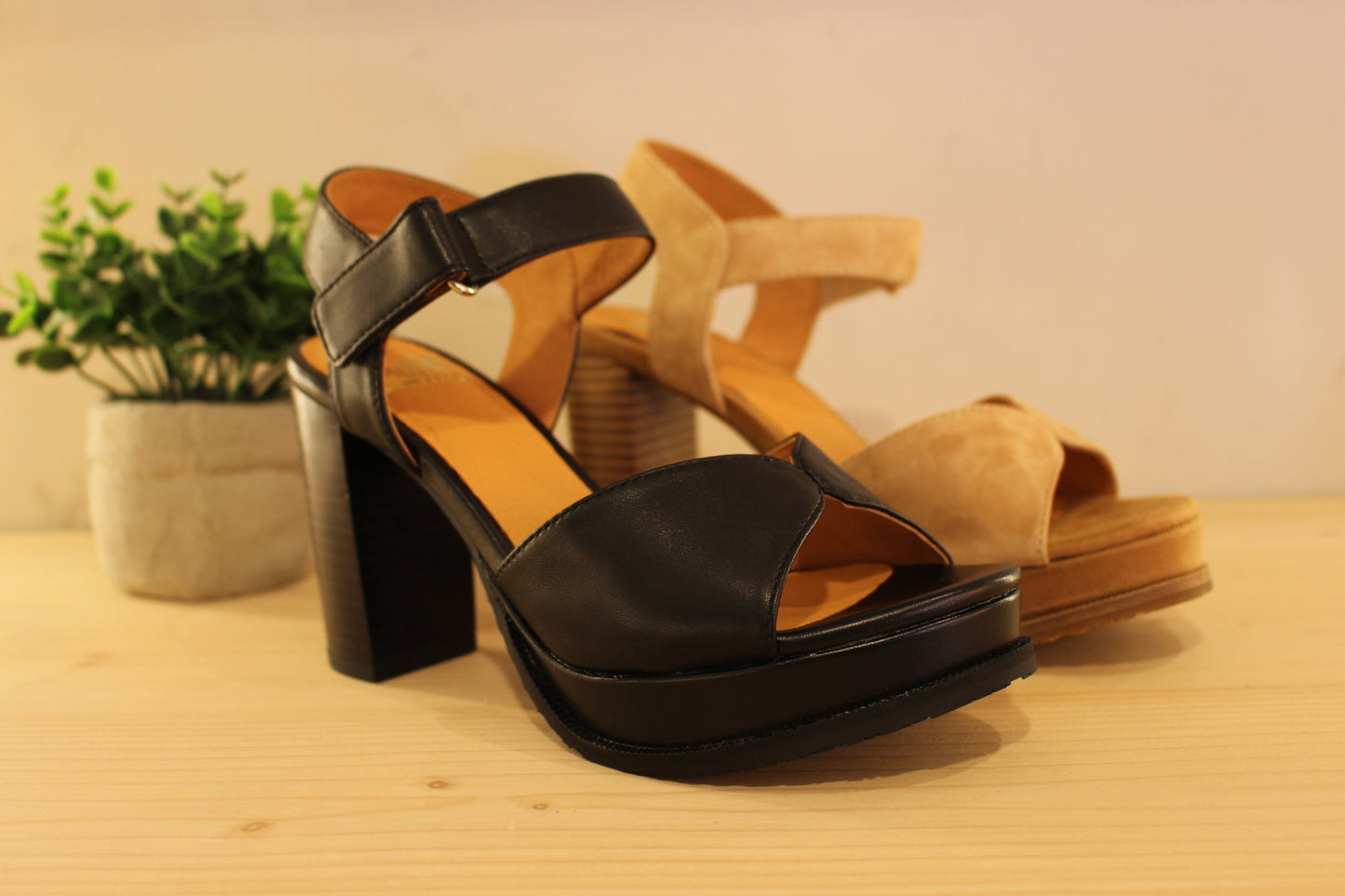 Chaussures MAMZELLE - Jabla. Chaussures trotteur en cuir de couleur noir ou en velours beige. Serrage par scratch sur bride coup de pied. Chaussures doublées cuir. Semelle externe en gomme d'une hauteur de 2 cm. Talon de 6 cm.