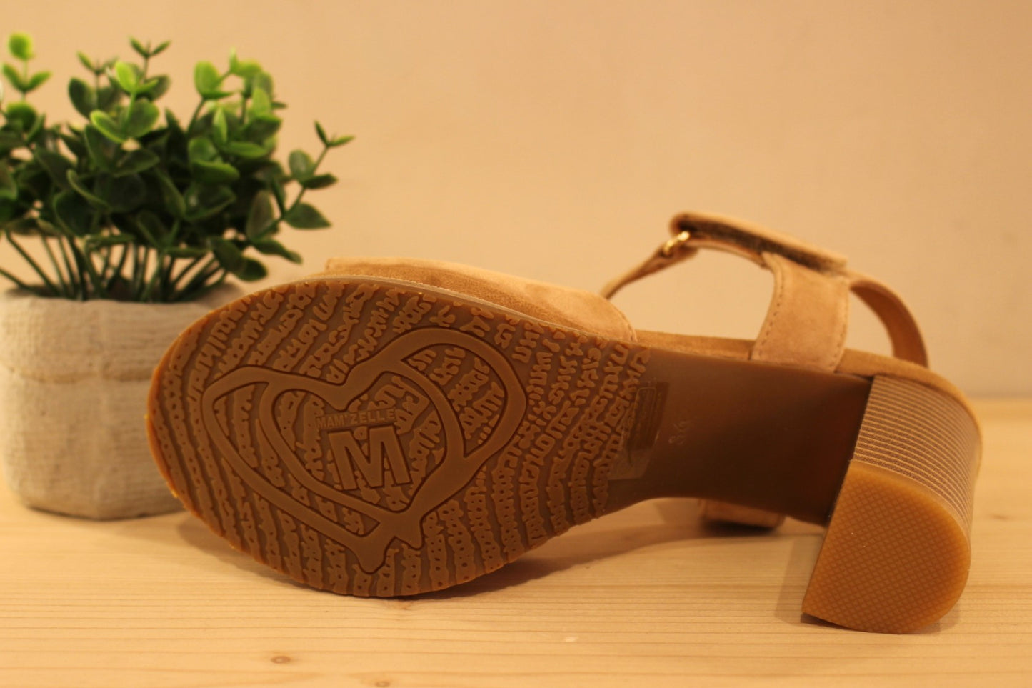 Chaussures MAMZELLE - Jabla. Chaussures trotteur en cuir de couleur noir ou en velours beige. Serrage par scratch sur bride coup de pied. Chaussures doublées cuir. Semelle externe en gomme d'une hauteur de 2 cm. Talon de 6 cm.