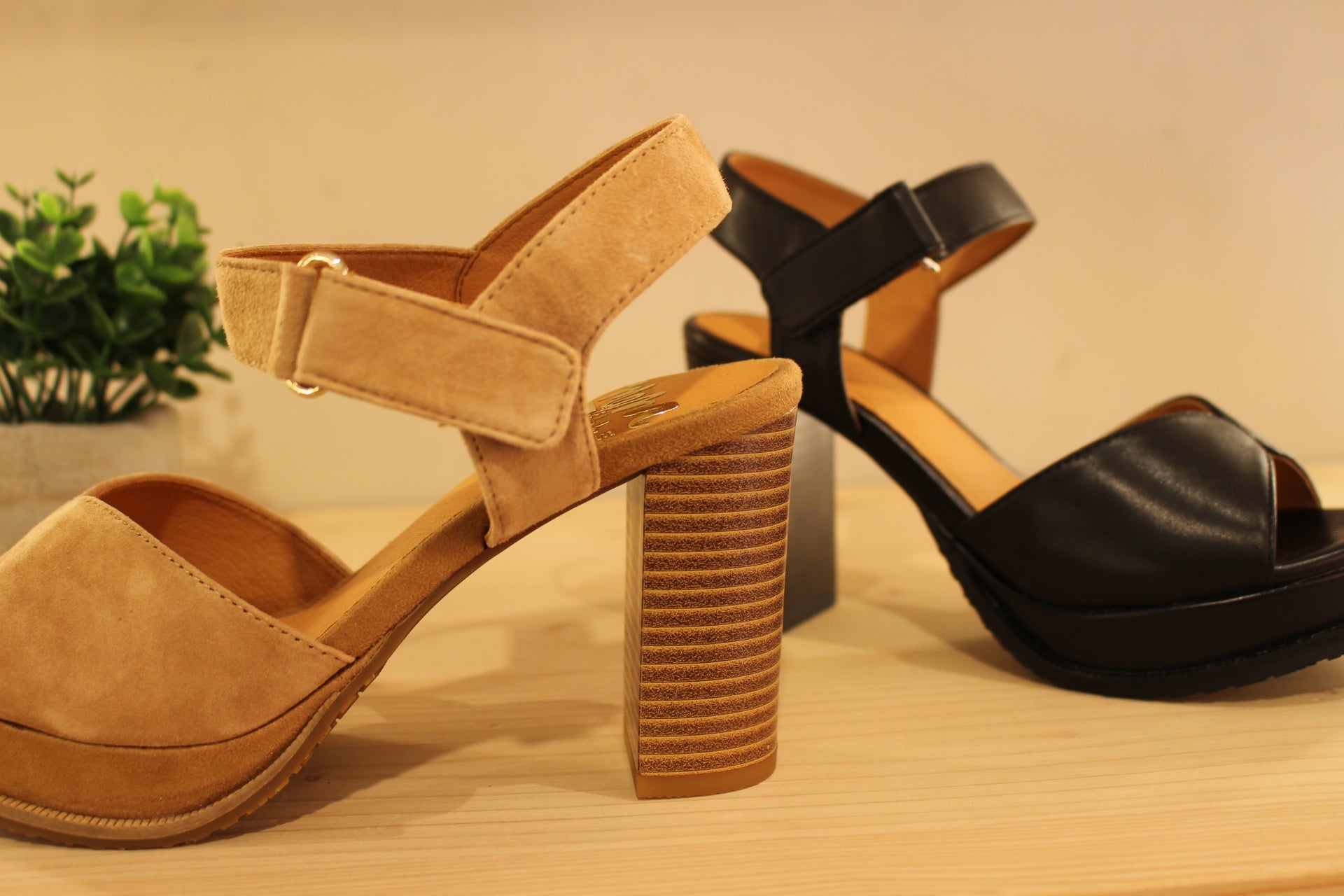 Chaussures MAMZELLE - Jabla. Chaussures trotteur en cuir de couleur noir ou en velours beige. Serrage par scratch sur bride coup de pied. Chaussures doublées cuir. Semelle externe en gomme d'une hauteur de 2 cm. Talon de 6 cm.
