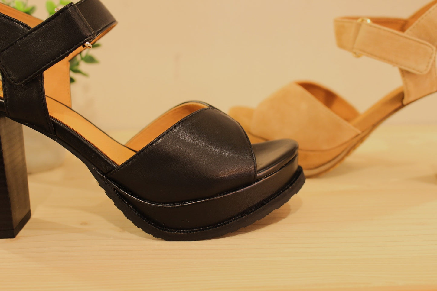 Chaussures MAMZELLE - Jabla. Chaussures trotteur en cuir de couleur noir ou en velours beige. Serrage par scratch sur bride coup de pied. Chaussures doublées cuir. Semelle externe en gomme d'une hauteur de 2 cm. Talon de 6 cm.