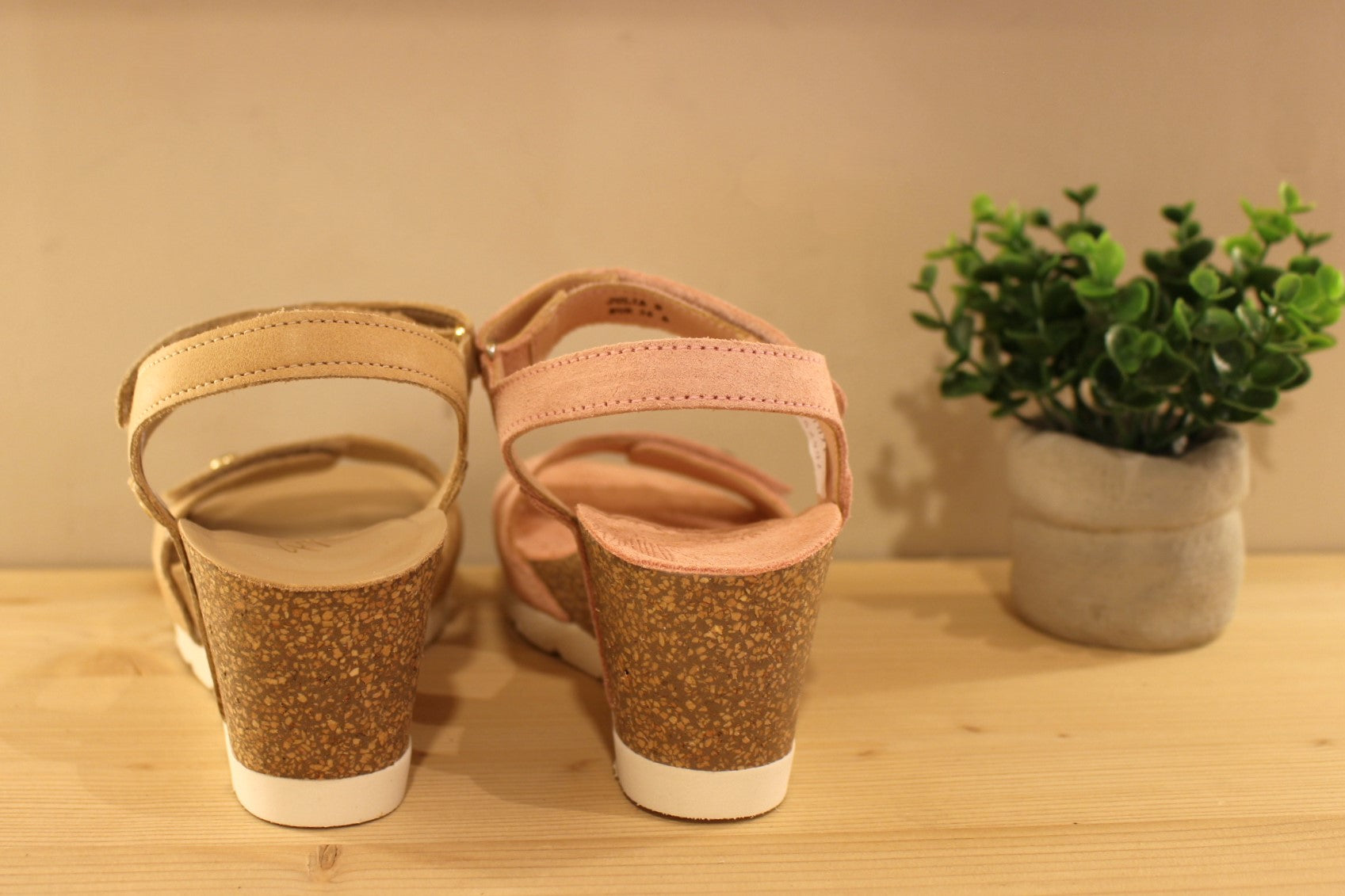 Panama Jack, Fabrication espagnole. Sandales en cuir velours de couleur rose. Ou en cuir lisse de couleur nude