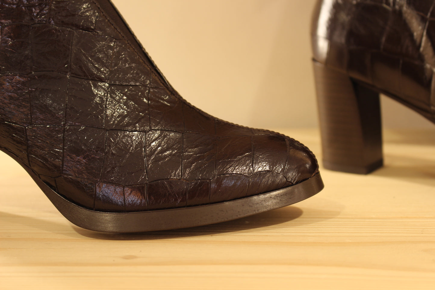 Boots WONDERS en cuir vernis imprimé croco de couleur chocolat. Elastique d'aisance sur le coup de pied. 