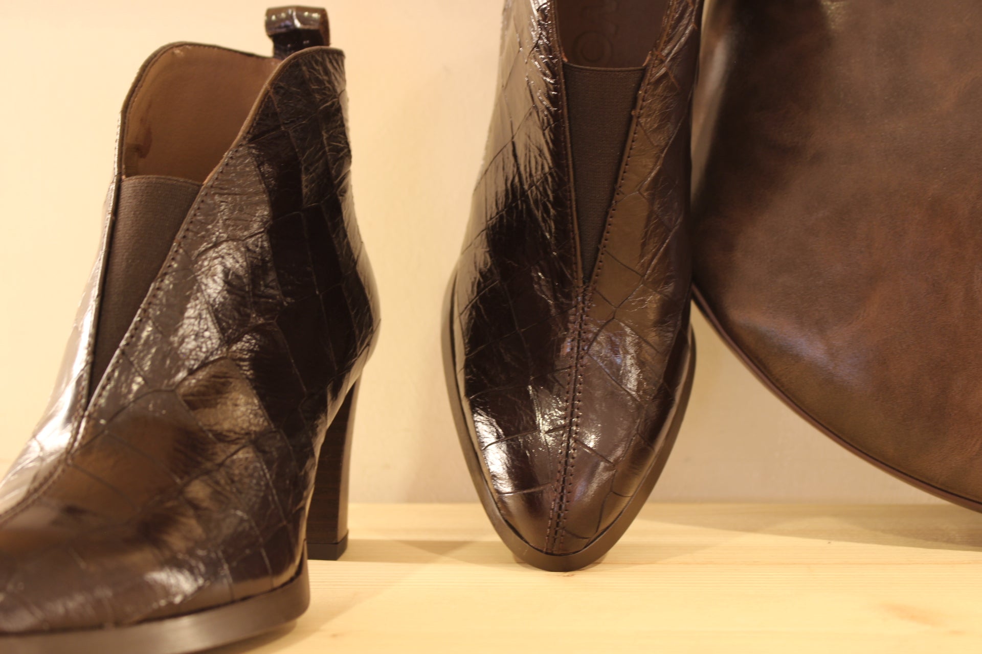 Boots WONDERS en cuir vernis imprimé croco de couleur chocolat. Elastique d'aisance sur le coup de pied. 