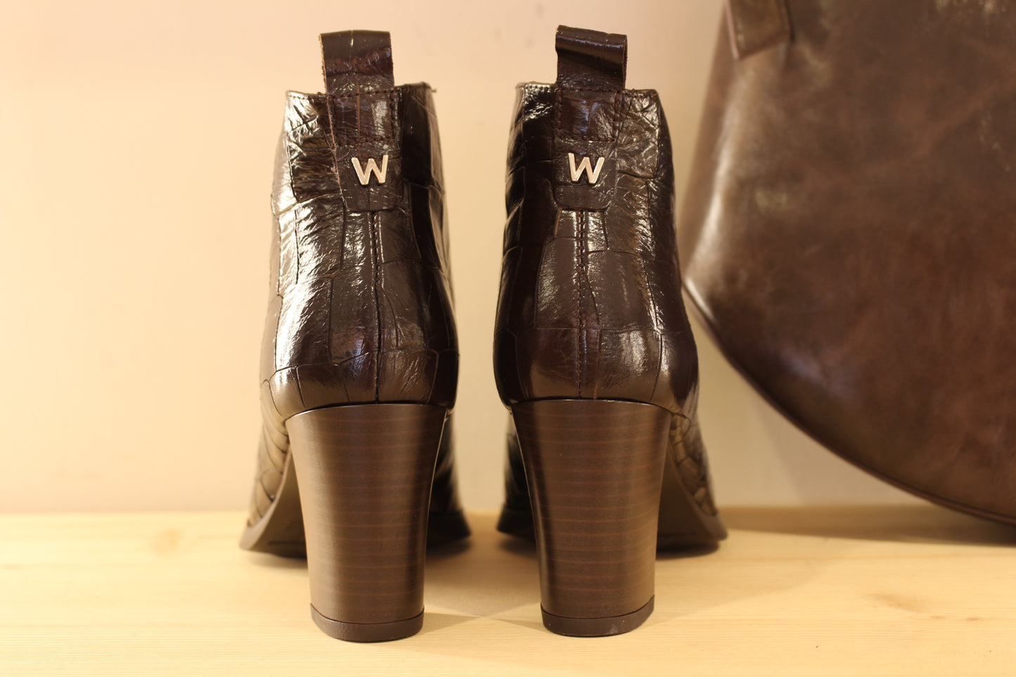 Boots WONDERS en cuir vernis imprimé croco de couleur chocolat. Elastique d'aisance sur le coup de pied. 