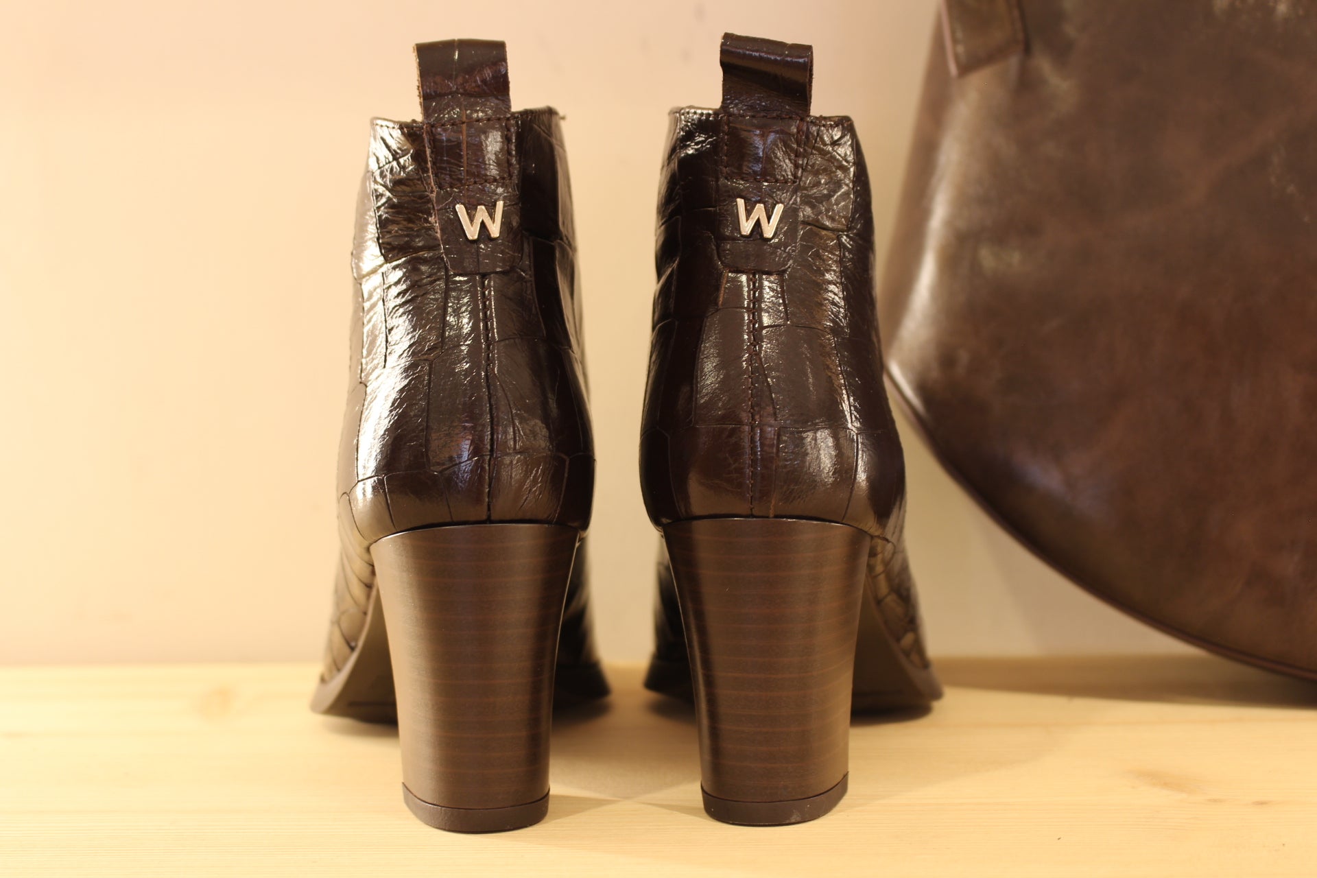 Boots WONDERS en cuir vernis imprimé croco de couleur chocolat. Elastique d'aisance sur le coup de pied. 