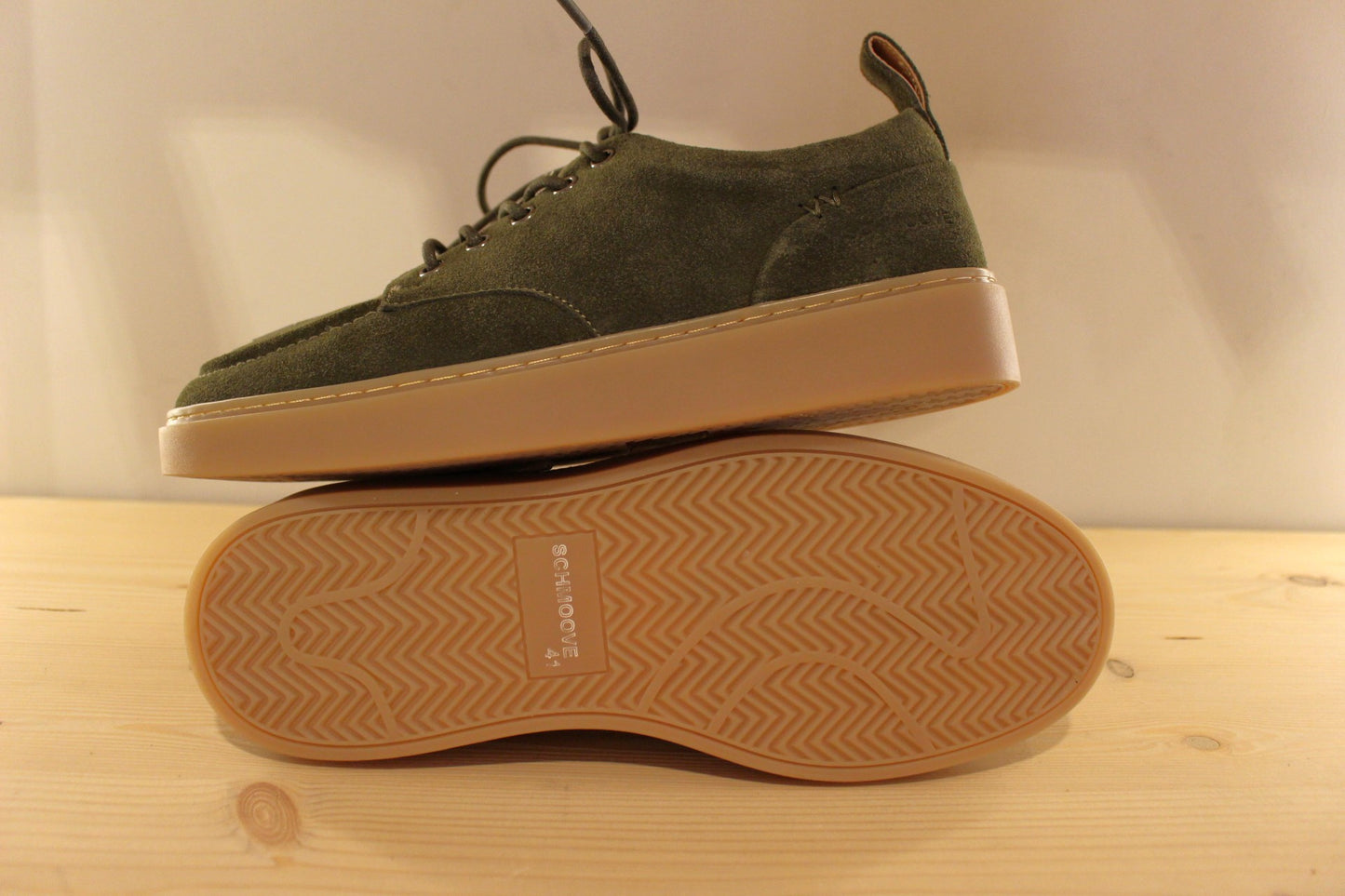 Derby SCHMOOVE en suédine de couleur beige ou de couleur kaki. Semelle interne amovible.