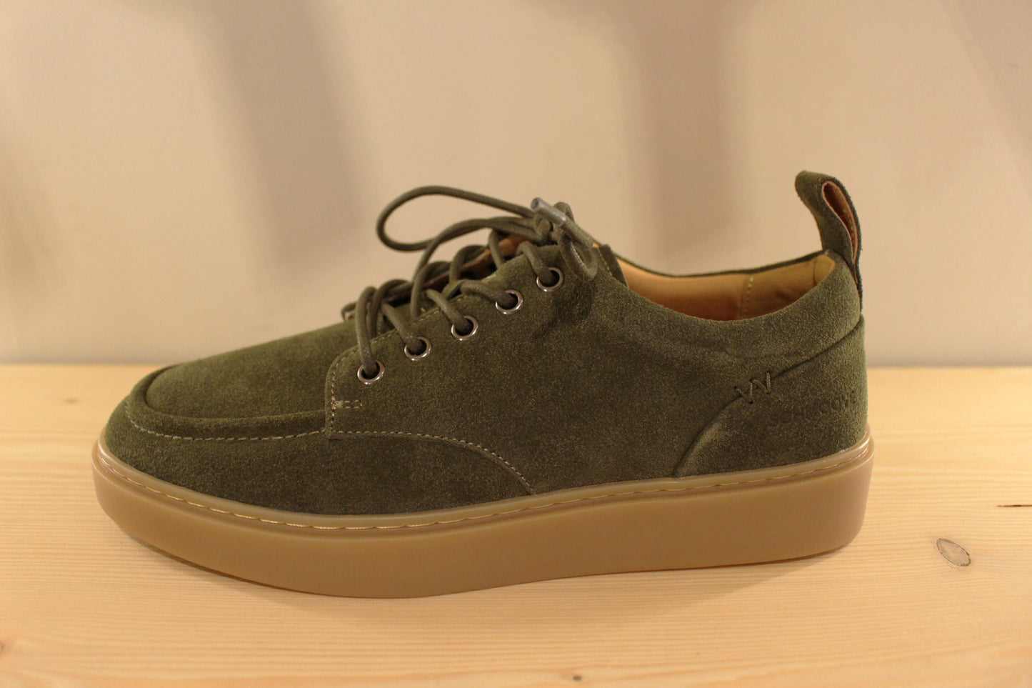 Derby SCHMOOVE en suédine de couleur beige ou de couleur kaki. Semelle interne amovible.
