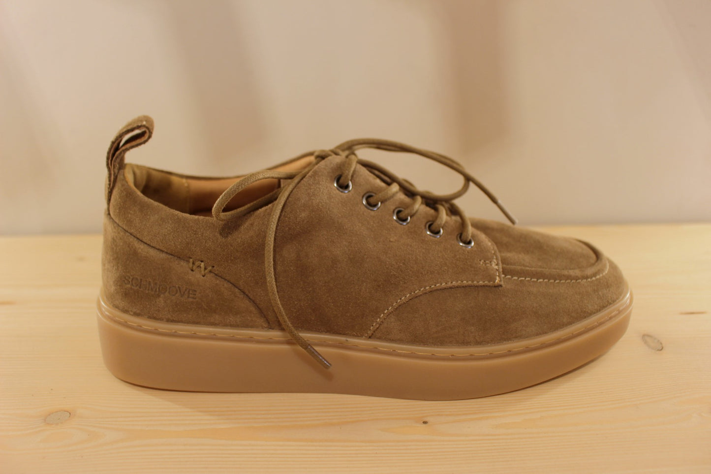 Derby SCHMOOVE en suédine de couleur beige ou de couleur kaki. Semelle interne amovible.