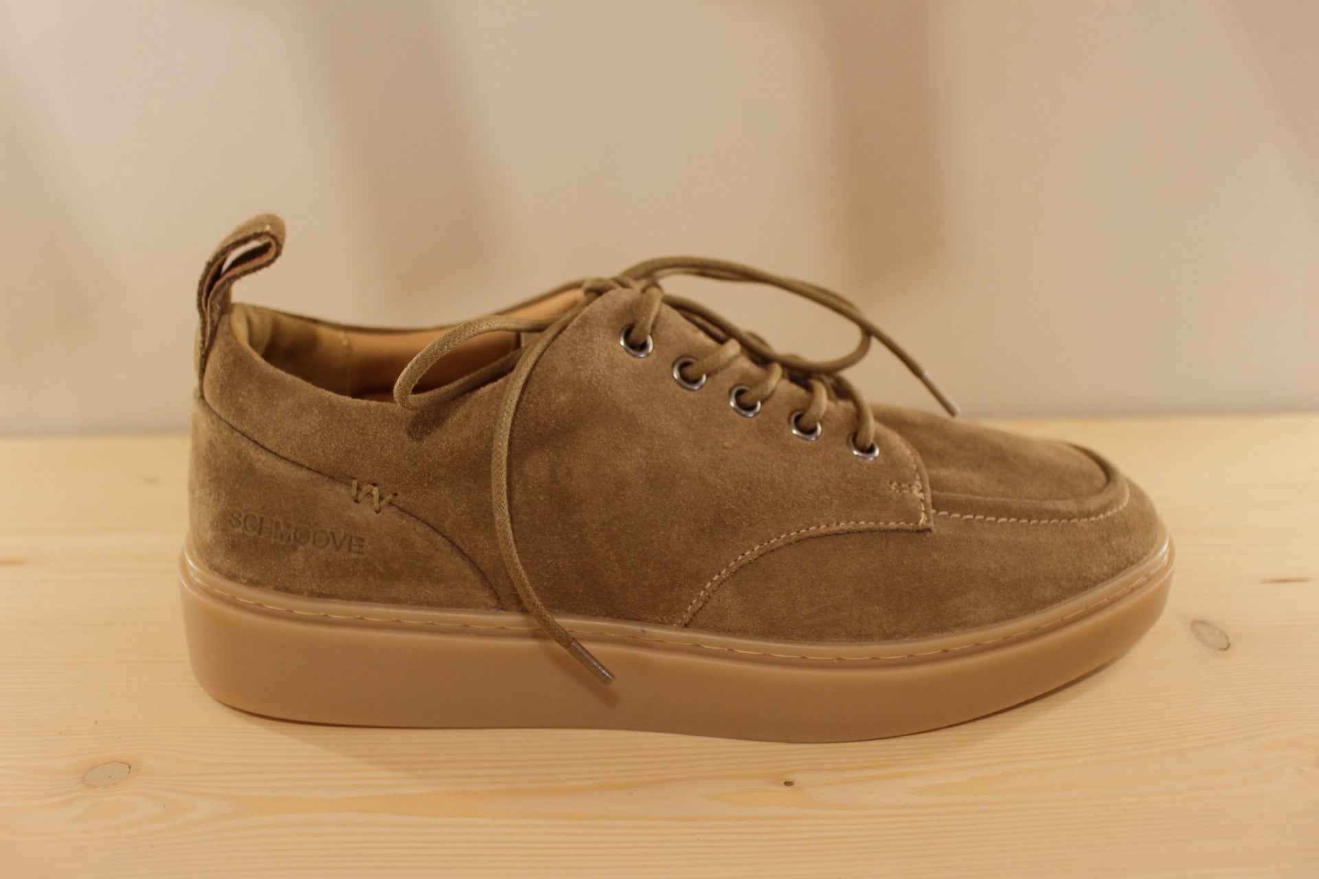 Derby SCHMOOVE en suédine de couleur beige ou de couleur kaki. Semelle interne amovible.
