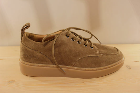 Derby SCHMOOVE en suédine de couleur beige ou de couleur kaki. Semelle interne amovible.