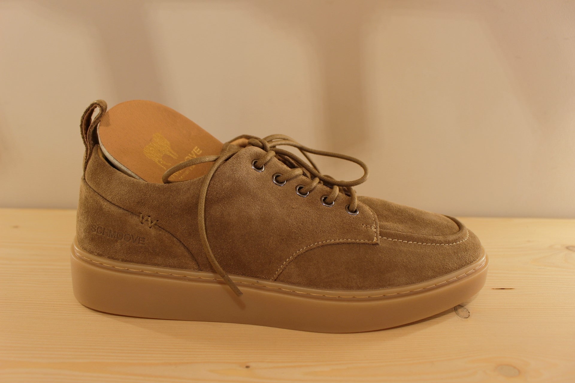 Derby SCHMOOVE en suédine de couleur beige ou de couleur kaki. Semelle interne amovible.