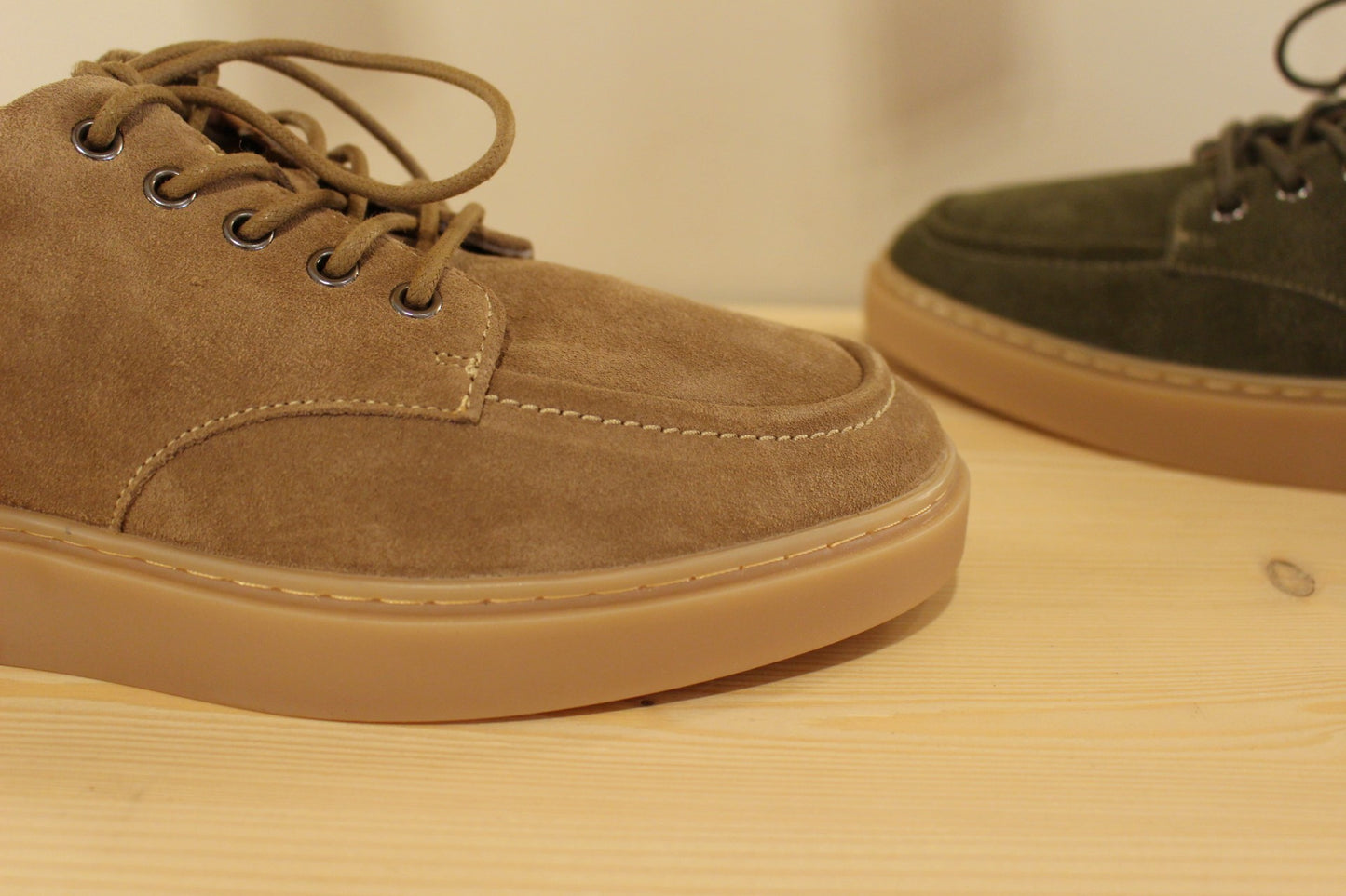 Derby SCHMOOVE en suédine de couleur beige ou de couleur kaki. Semelle interne amovible.