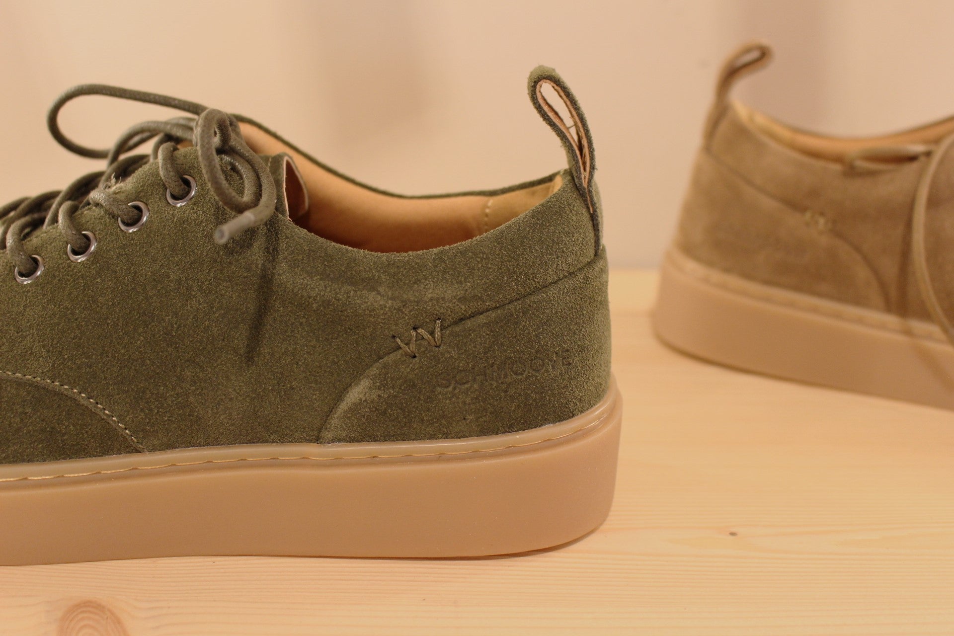 Derby SCHMOOVE en suédine de couleur beige ou de couleur kaki. Semelle interne amovible.