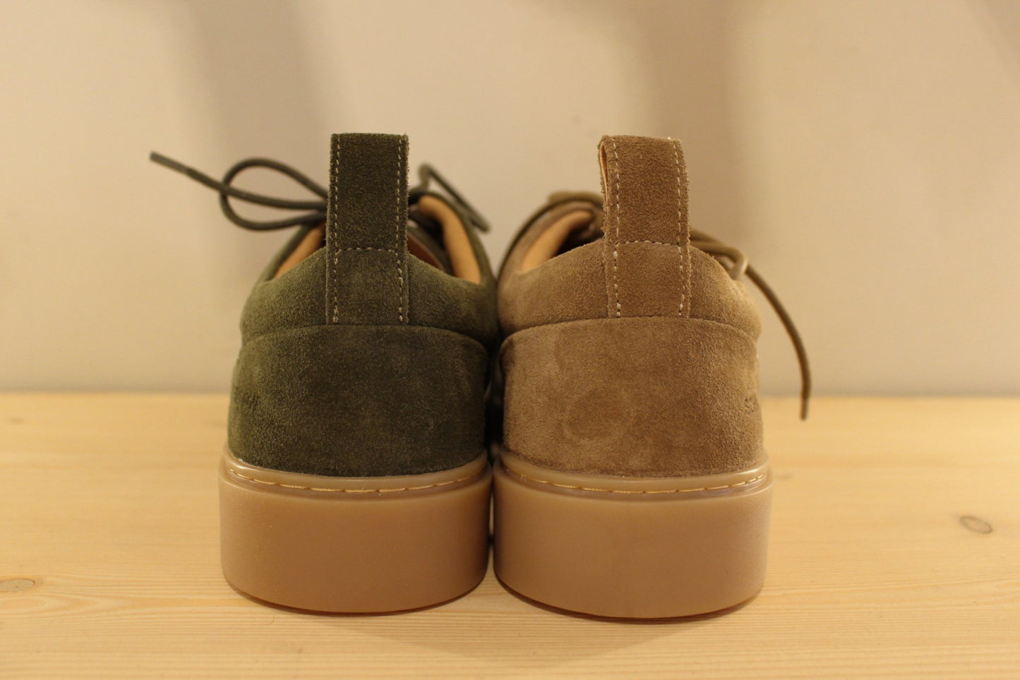 Derby SCHMOOVE en suédine de couleur beige ou de couleur kaki. Semelle interne amovible.