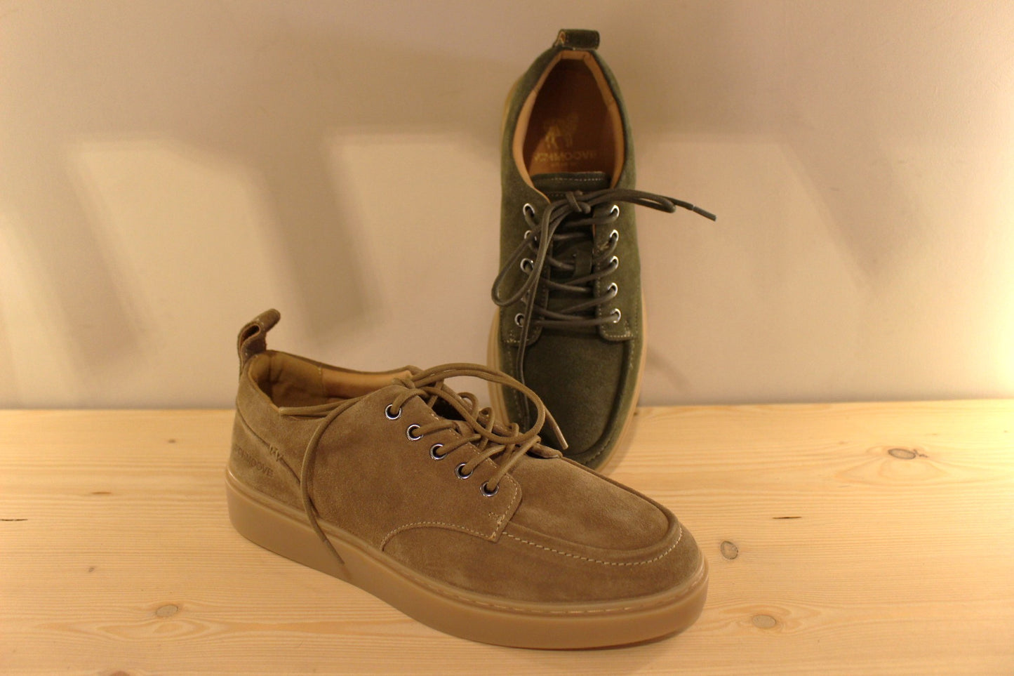 Derby SCHMOOVE en suédine de couleur beige ou de couleur kaki. Semelle interne amovible.