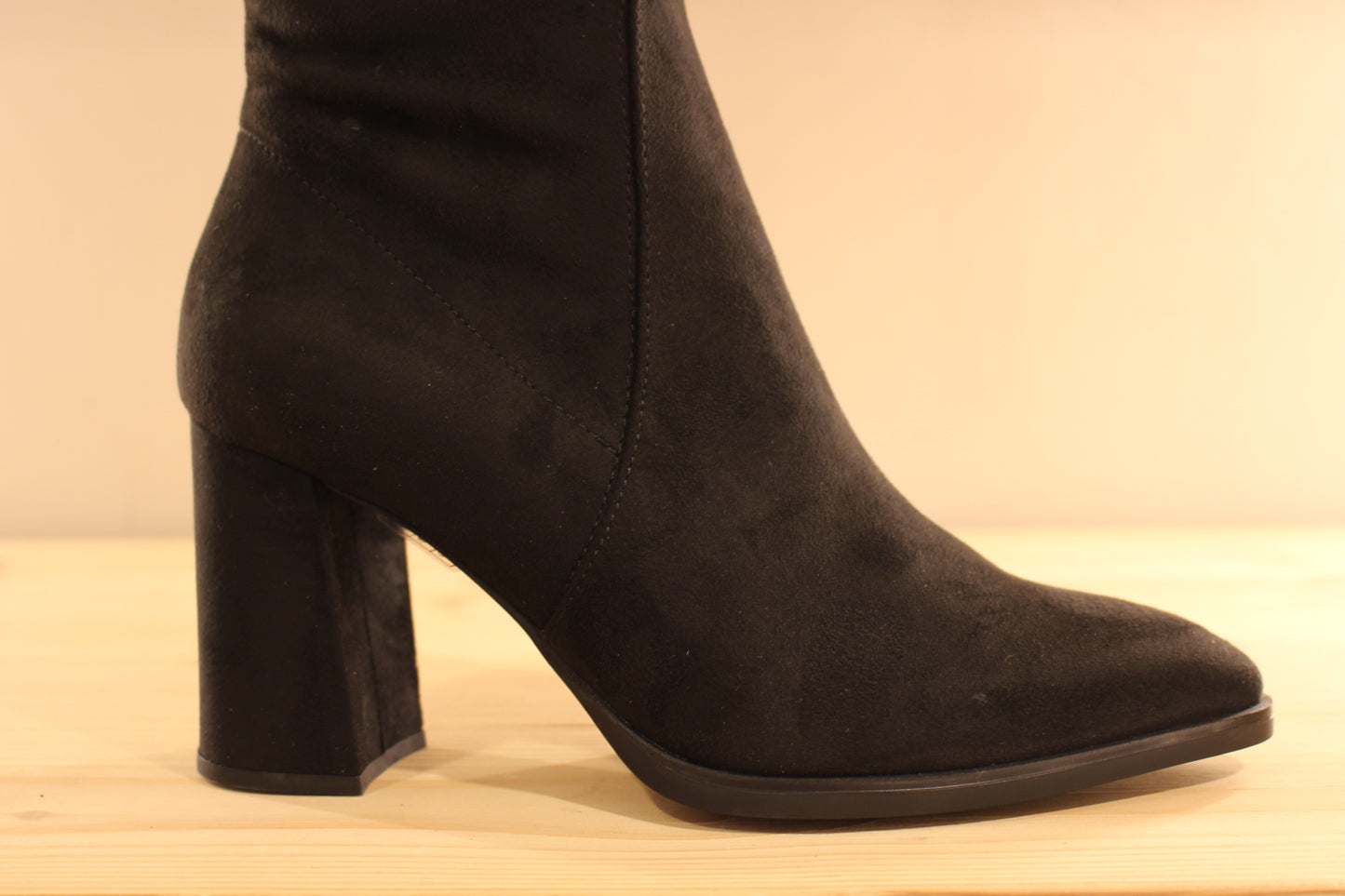 Bottes WONDERS en cuir velours et strecth de couleur noir. Zip du côté interne. Chaussures doublées cuir et semelle interne à mémoire de forme.