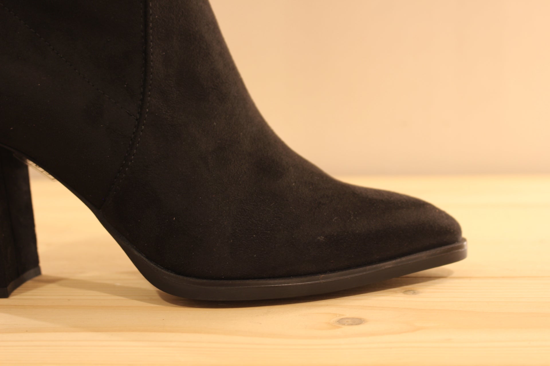 Bottes WONDERS en cuir velours et strecth de couleur noir. Zip du côté interne. Chaussures doublées cuir et semelle interne à mémoire de forme.