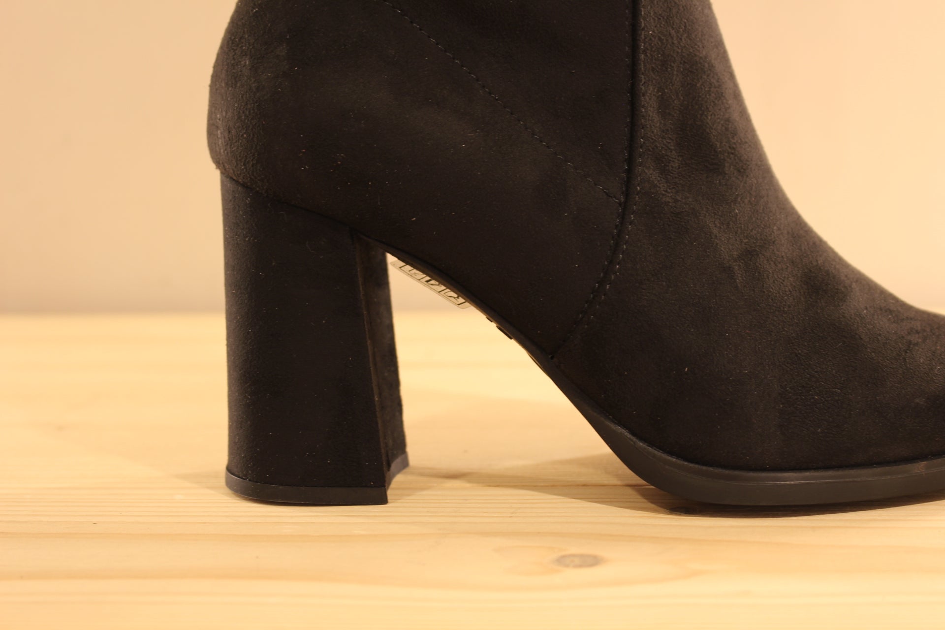 Bottes WONDERS en cuir velours et strecth de couleur noir. Zip du côté interne. Chaussures doublées cuir et semelle interne à mémoire de forme.