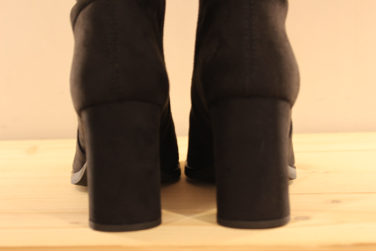 Bottes WONDERS en cuir velours et strecth de couleur noir. Zip du côté interne. Chaussures doublées cuir et semelle interne à mémoire de forme.