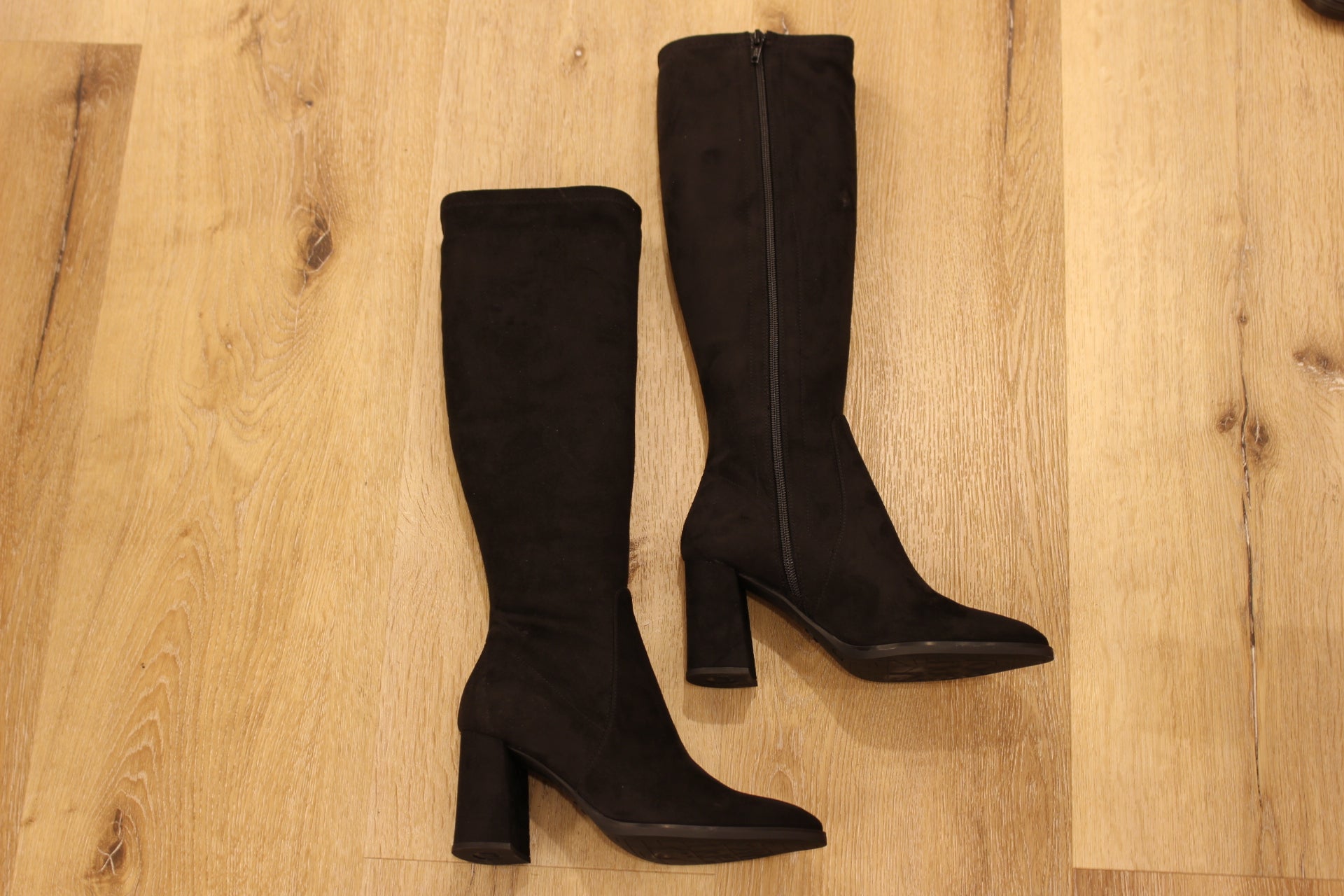 Bottes WONDERS en cuir velours et strecth de couleur noir. Zip du côté interne. Chaussures doublées cuir et semelle interne à mémoire de forme.