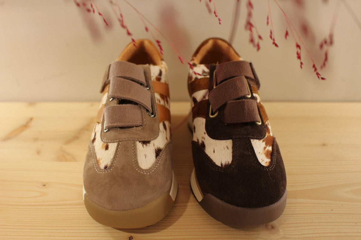 Basket Mamzelle en cuir velours et poils sur le thème vache de couleur moka ou beige. Serrage scratch sur bride élastiquée