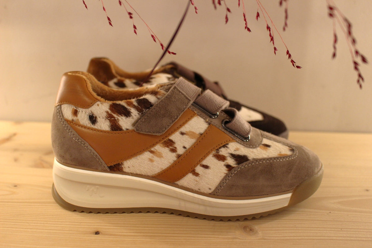 Basket Mamzelle en cuir velours et poils sur le thème vache de couleur moka ou beige. Serrage scratch sur bride élastiquée